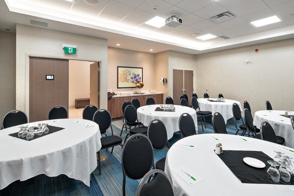 Holiday Inn Express - Red Deer North By Ihg Екстериор снимка
